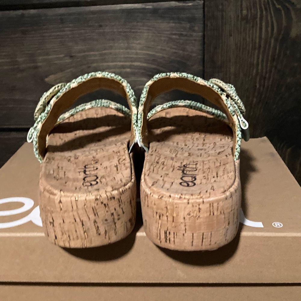 Earth brand, size 6, new in box, beautiful green sandals - Picture 6 of 9